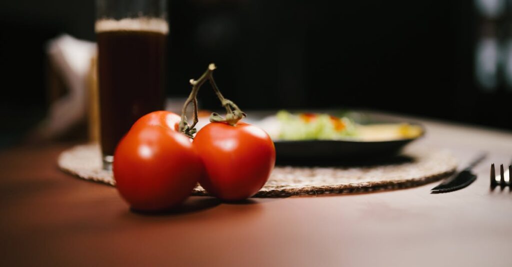 健康や食に関する通信講座で学ぶ女性が資料を読む様子