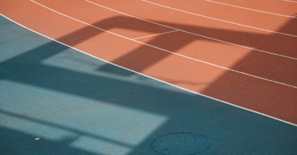 保育関連の資格を取得するため自宅で教材を読む女性