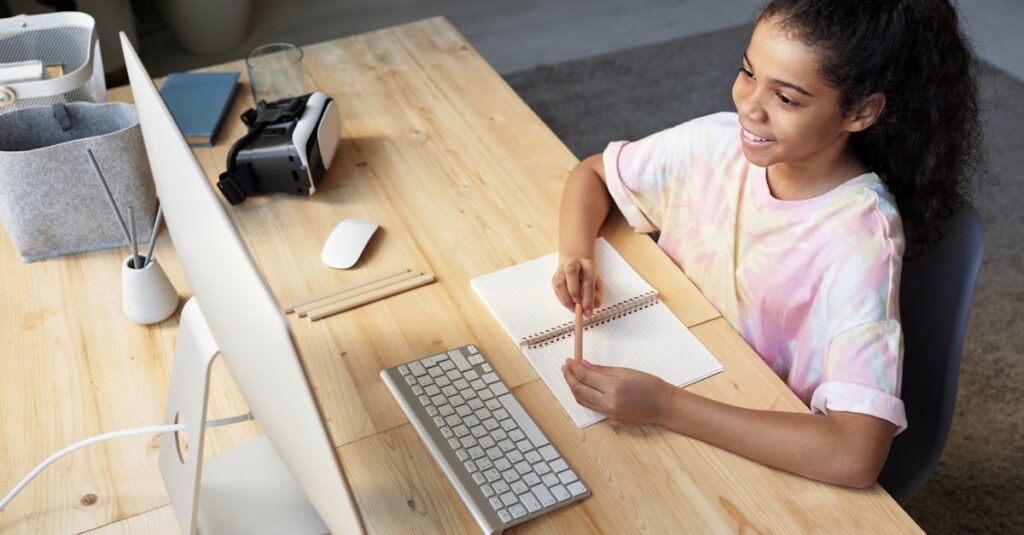 子どもが遊んでいる間にパソコンで通信講座を受ける母親の様子