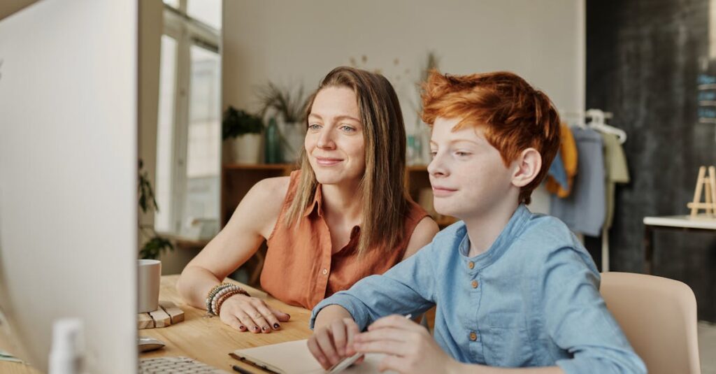 通信講座を通じて自己成長を実感する主婦のイメージ画像。ノートパソコンを前に笑顔で学習し、自信に満ちた表情を浮かべている。