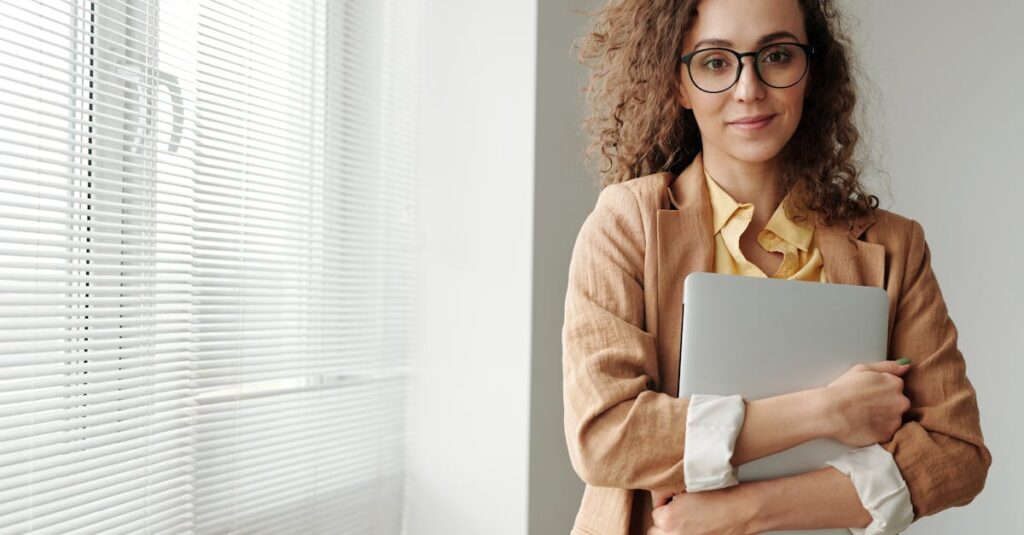 資格取得に成功した女性が証書を手に持ち喜んでいる場面