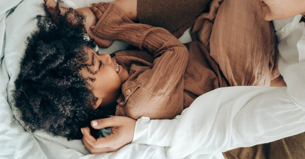 不用品回収後の部屋で笑顔になる女性。部屋がスッキリして気持ちも軽くなった様子