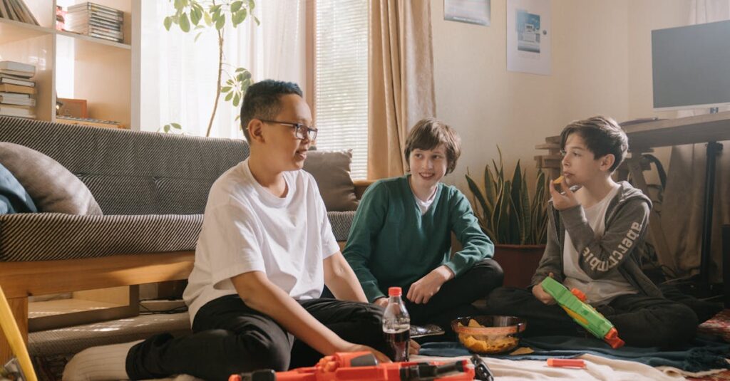 大量のおもちゃで散らかったリビングと、それに困る親の様子を表現したイメージ画像