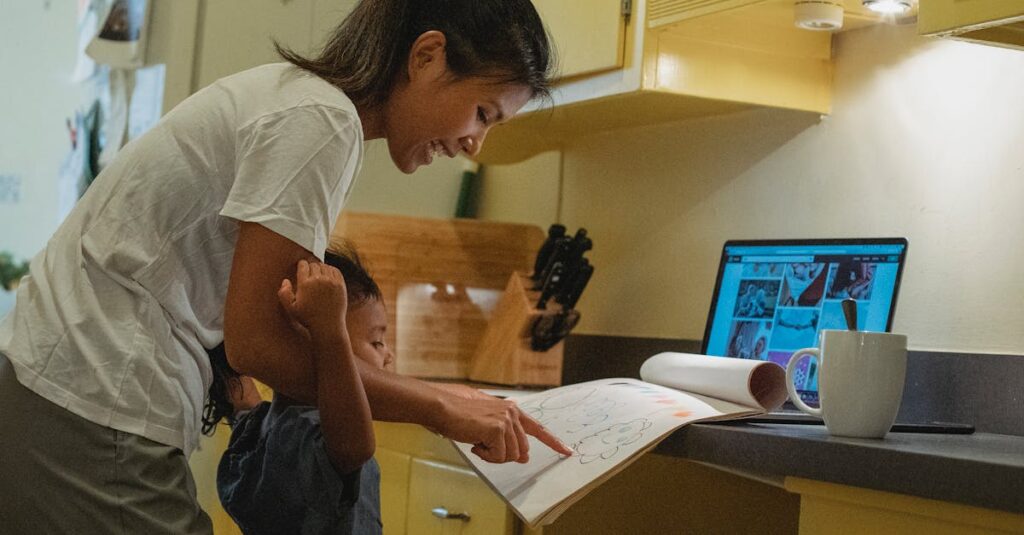 資格取得後に在宅でライティングの仕事を始めた母親の作業風景