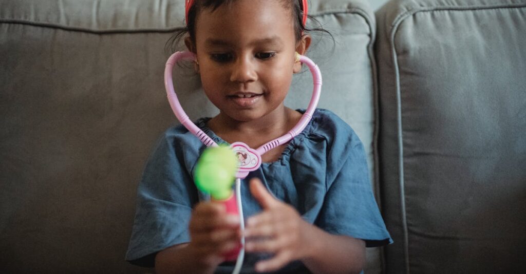 大量のおもちゃで散らかったリビングと、それに困る親の様子を表現したイメージ画像