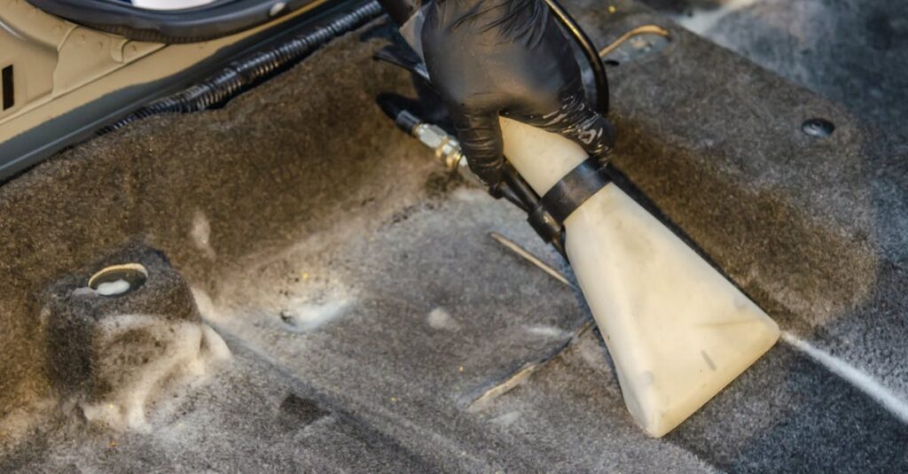 自宅の不用品回収を依頼する場面。リビングから大型家具を運び出す業者の様子