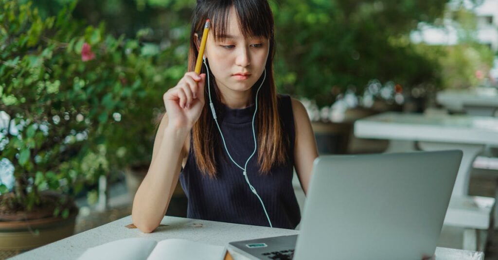 通信講座の料金を比較してコストと効果を考えている女性の様子