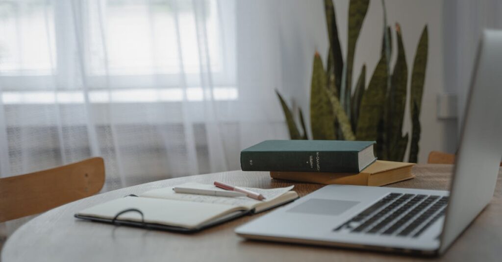 家庭で子育てしながら学ぶ主婦が教材を使って勉強している風景