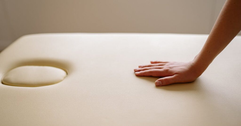 信頼できる介護資格講座を見極めるために比較検討している様子