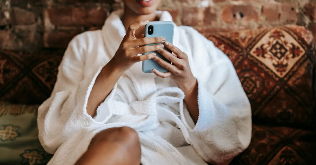 介護職の女性がスキンケアアドバイザー通信講座を比較して選んでいるイメージ