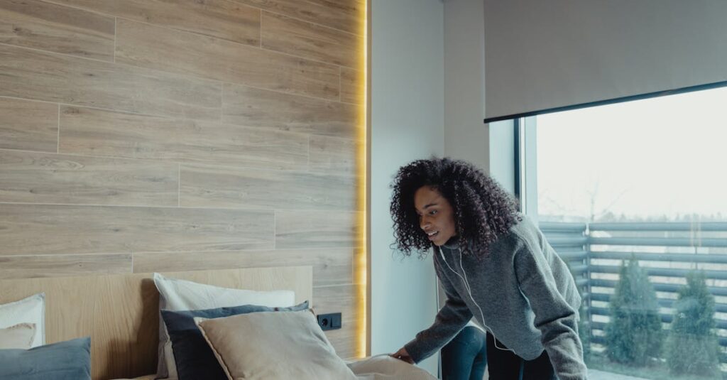 介護業界の人手不足が深刻化している現状とその背景を示すイメージ