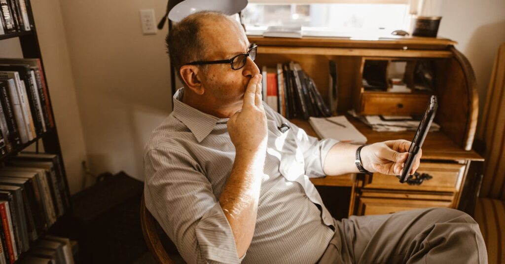 通信講座の料金を比較してコストと効果を考えている女性の様子