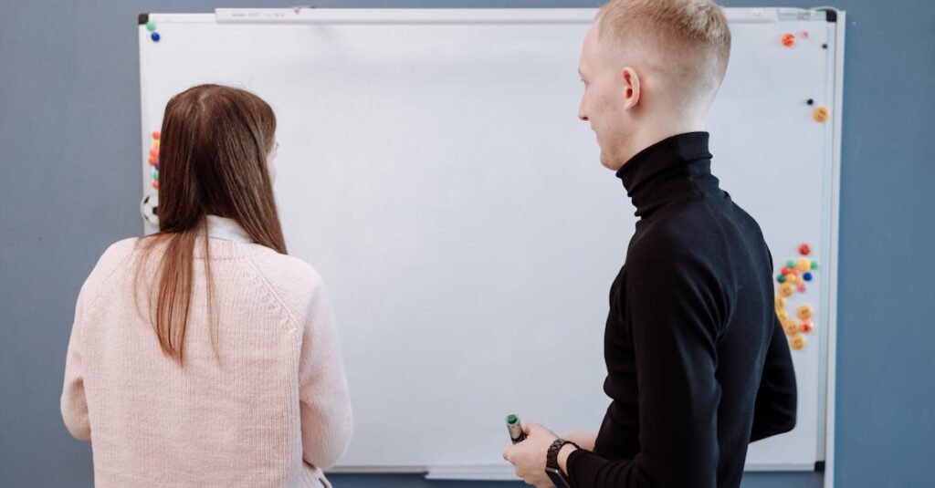 子どもが英会話の無料体験レッスンを受けて楽しんでいる様子と親の安心した表情