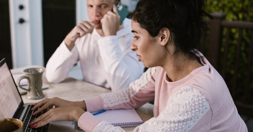 中学受験に向けたオンライン個別指導の体験授業や資料請求の様子。保護者と子どもが画面越しに講師と話しているシーン