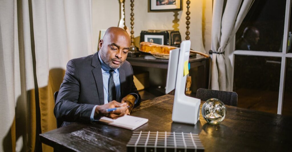 主婦向け通信講座のジャンルをイメージした画像。パソコンの画面にカテゴリ一覧が表示されており、医療、在宅ワーク、生活向上などの分類が確認できる。