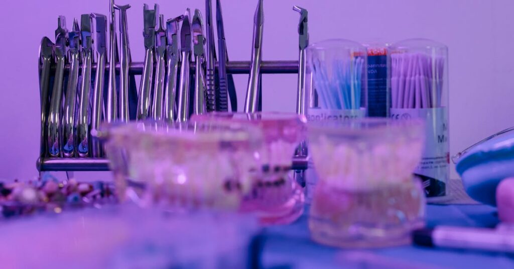 歯科医が奇跡の歯ブラシを手に取り、説明しているクリニック内でのワンシーン。信頼感ある表情が印象的。