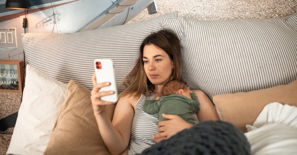 介護資格講座の公共機関と民間機関の違いを比較したイメージ