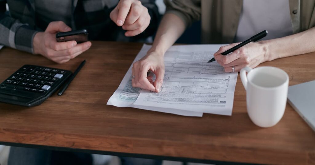 家計を見直して節約や貯金が進む様子を表したイラスト