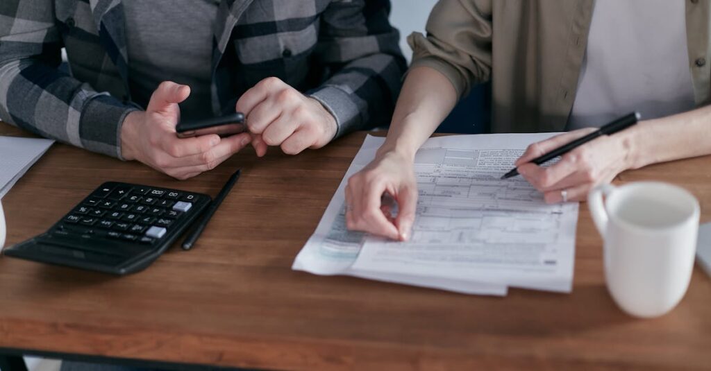 お金に対する不安が軽減されたことを実感する人物