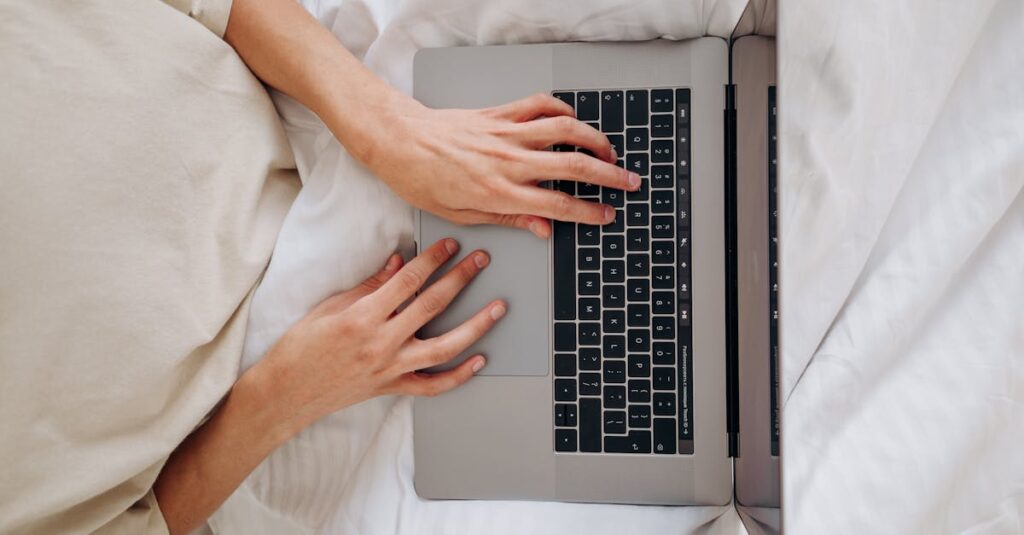 家で学習する主婦が通信講座で資格取得を目指している様子を描いた画像