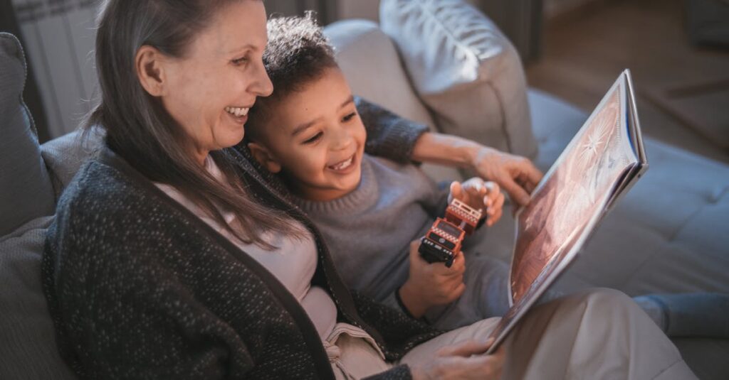 おもちゃサブスクを利用して笑顔で遊ぶ親子の様子、家庭に合ったサービスで満足している雰囲気