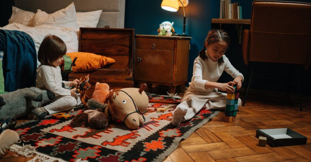 磁石ブロックで遊ぶ子どもたちの様子を捉えた、集中している表情が印象的な画像