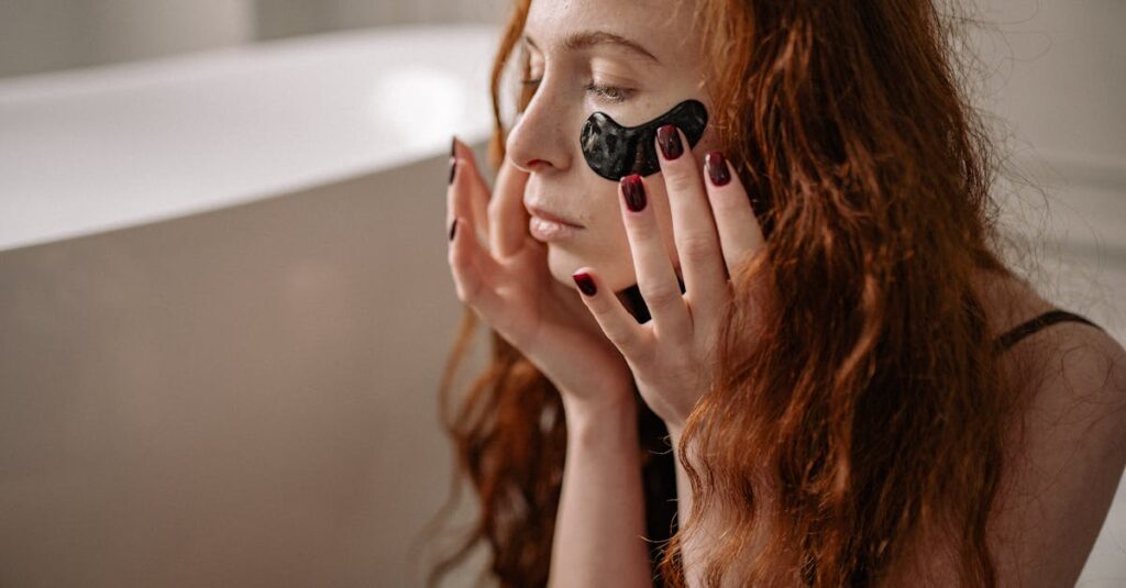 スキンケアアドバイザー資格のメリットを感じている介護職の女性