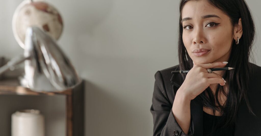 通信講座を受講し成功を収めた主婦が、自信に満ちた表情で笑顔を見せる様子。ノートパソコンの前でガッツポーズをする姿が印象的。