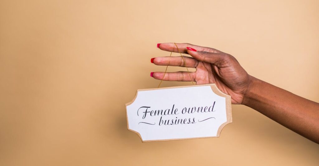 資格を取得して自信を持った笑顔の女性の成功ストーリー