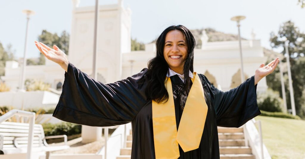 資格を取得して自信を持った笑顔の女性の成功ストーリー