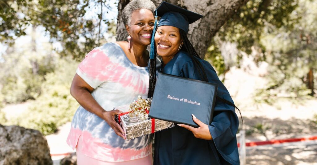 資格取得に成功した女性が証書を手に持ち喜んでいる場面