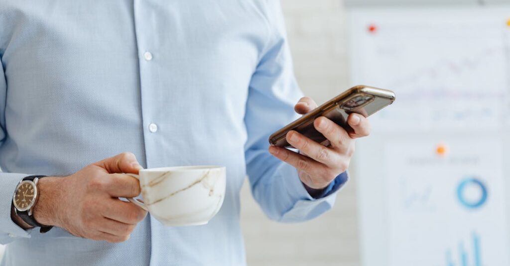 ナーワルのメルマガ登録後に届くデジタル特典を確認しているシーン。スマホでPDFを見る様子。