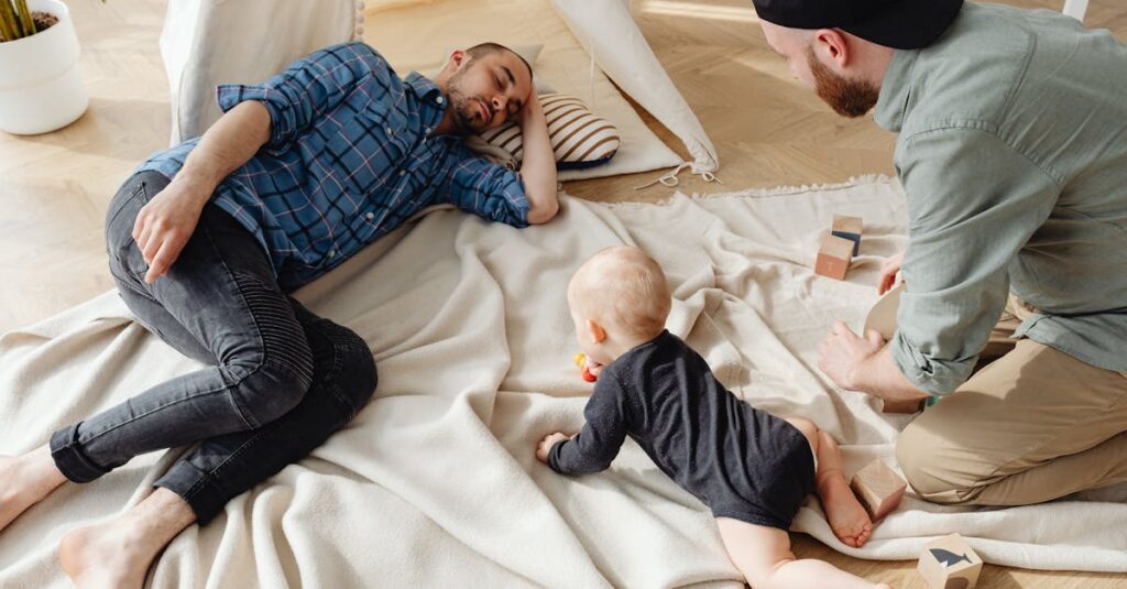 おもちゃサブスクを使うことで得られるメリットとデメリットを比較して考えている親の様子