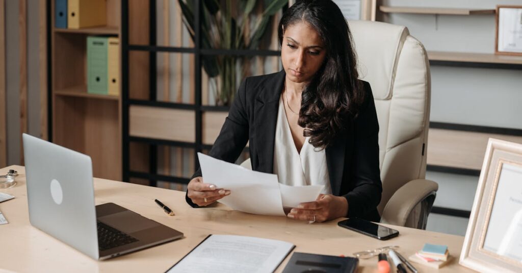 口コミや評判を調べる人のイメージ写真