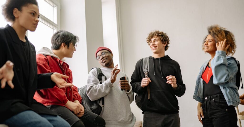 通信講座を通じて自己成長を実感する主婦のイメージ画像。ノートパソコンを前に笑顔で学習し、自信に満ちた表情を浮かべている。