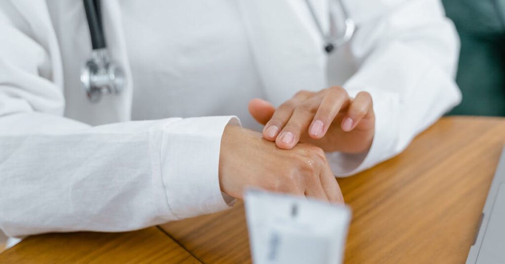 介護職の女性がスキンケアアドバイザー通信講座を比較して選んでいるイメージ