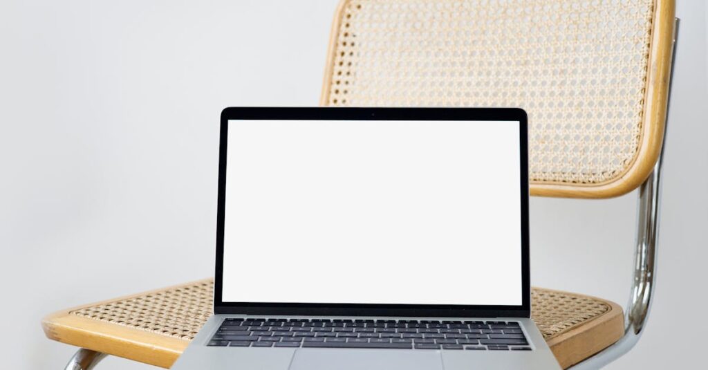 パソコンを使ってWebデザインの通信講座を受講する女性の作業風景