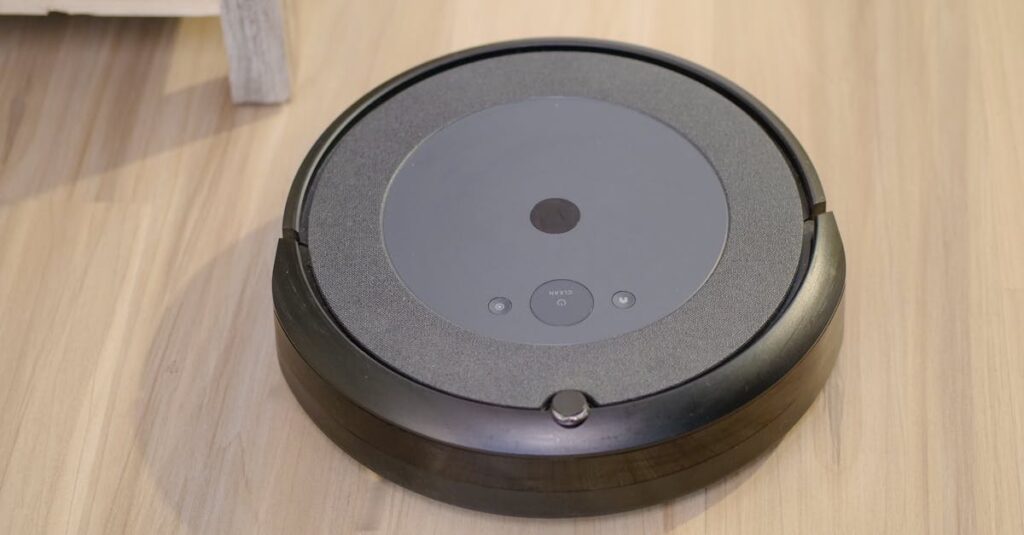 ナーワルのロボット掃除機が床を水拭きしている様子を捉えた高画質イメージ