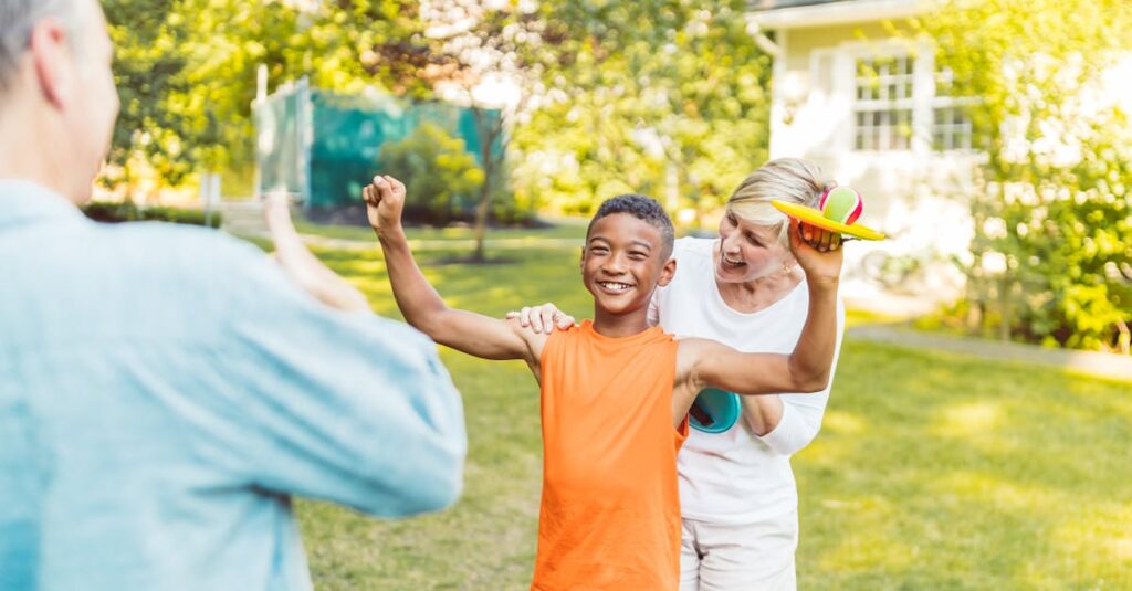 おもちゃサブスクを使うことで得られるメリットとデメリットを比較して考えている親の様子