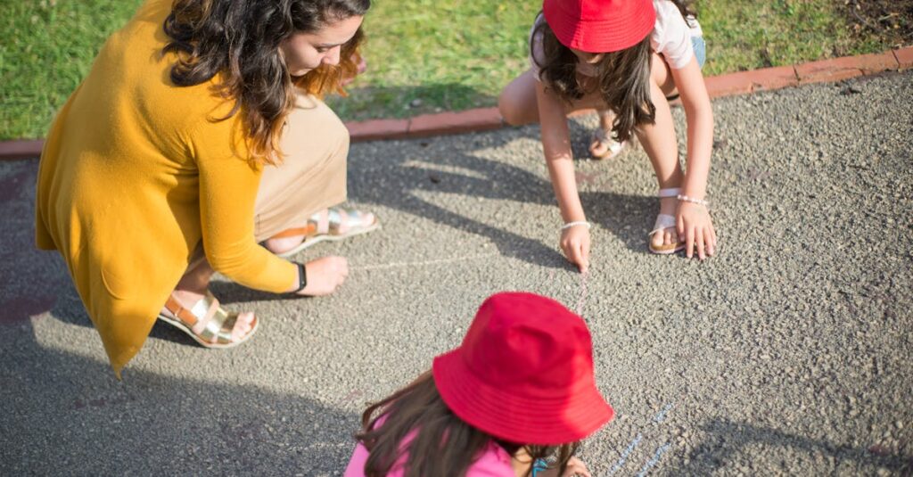 介護職の女性がスキンケア通信講座で学んでいるイメージ