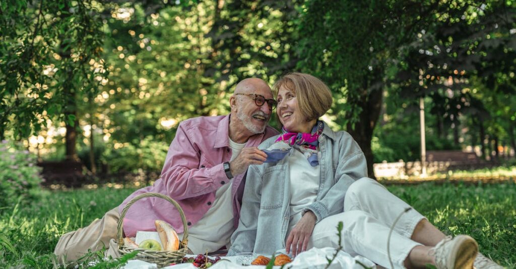 笑顔で元気に過ごすシニア夫婦がテレビショッピングの商品を楽しんでいる様子