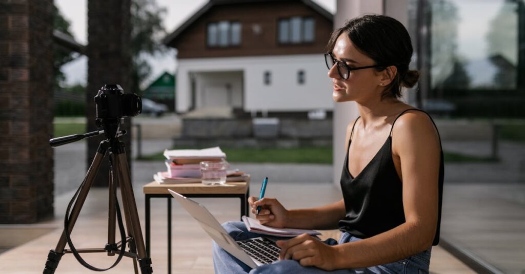 オンライン学習のカリキュラム画面を見ながら学ぶ女性