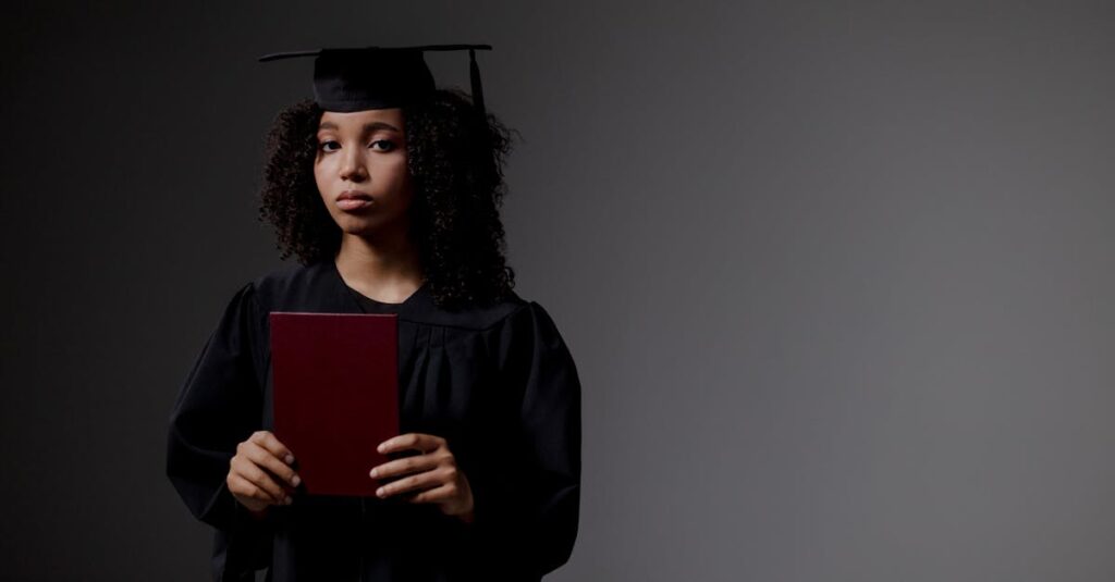 介護資格取得後のキャリアステップと収入モデル、将来性を示す図解